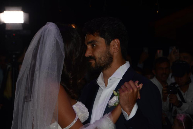 Manchester City'nin yıldızı İlkay Gündoğan dünya evine girdi - Resim: 2