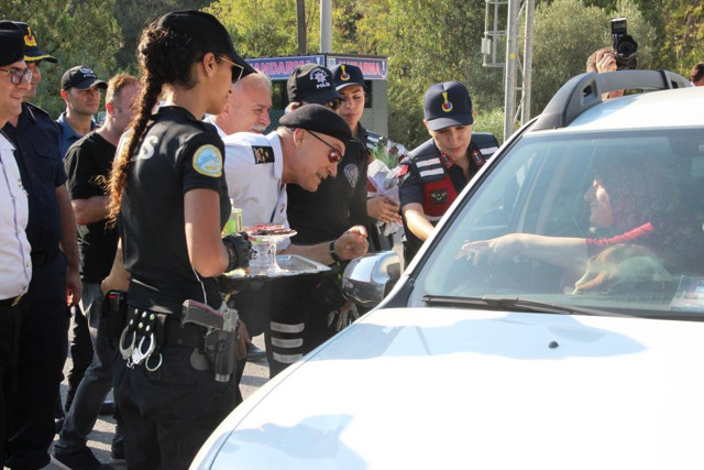 Adım atacak yer kalmadı! Bayram tatilinde herkes oraya gidiyor  1 günde 40 bin araç giriş yaptı - Resim: 0