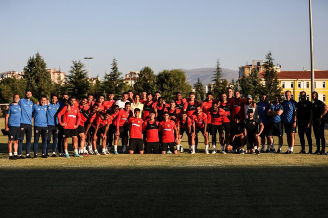 Kayserispor'un genç yıldızı Emre Demir, Barcelona'ya gitti - Resim: 0