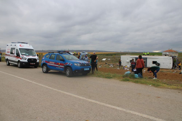 Kayseri’de tur otobüsü devrildi: 31 yaralı - Resim: 0