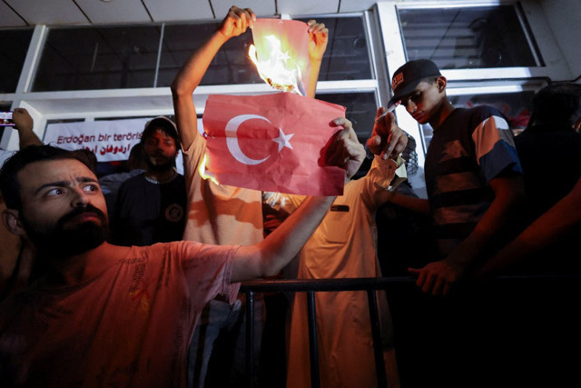 Türk bayrağı yaktılar! Irak'tan Türkiye'ye kara iftira ABD açıklaması da rezalet - Resim: 1