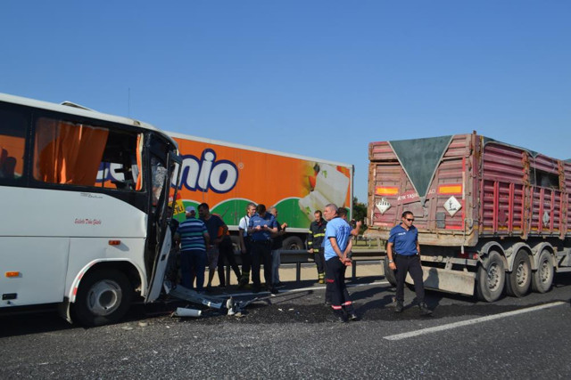 İşçi servisi kırmızı ışıkta bekleyen kamyona çarptı: Çok sayıda yaralı var - Resim: 1