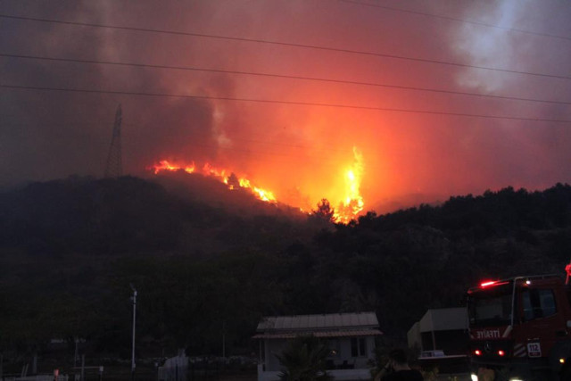 Aydın'da orman yangını: Gece görüşlü helikopterler bölgeye sevk edildi - Resim: 2