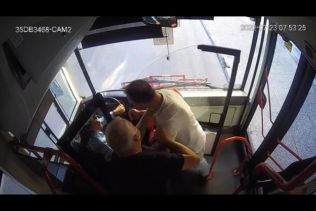 İzmir'de kadın otobüs şoförüne yumruklu saldırı! Tunç Soyer'den açıklama - Resim: 0