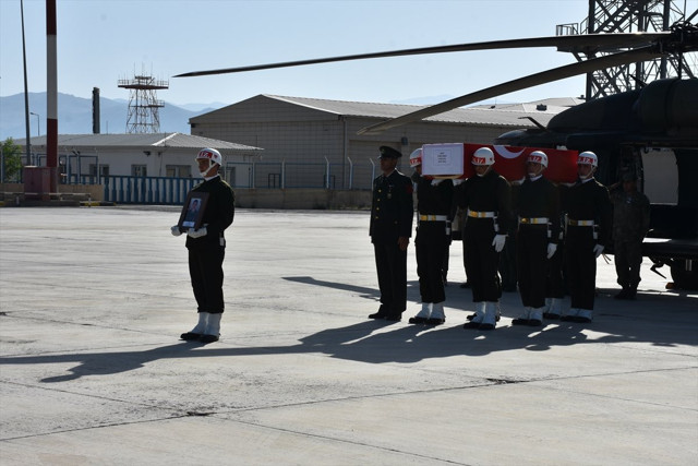 Pençe-Yıldırım Şehidi Remzi Nişan'ın naaşı memleketi Mersin'e uğurlandı - Resim: 1