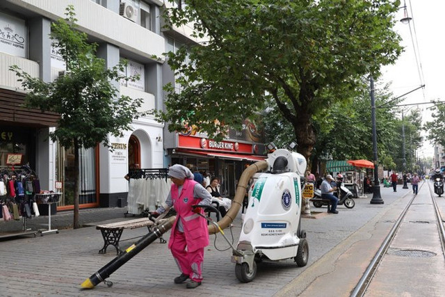 Bursa caddelerine kadın eli değiyor: Anne eli değmiş gibi - Resim: 1