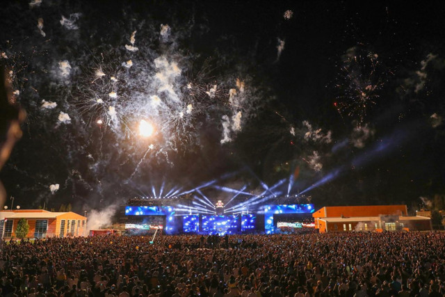 Ağrı Doğubeyazıt'taki çılgın konseri 30 bin kişi izledi! İnanılmaz görüntüler - Resim: 0