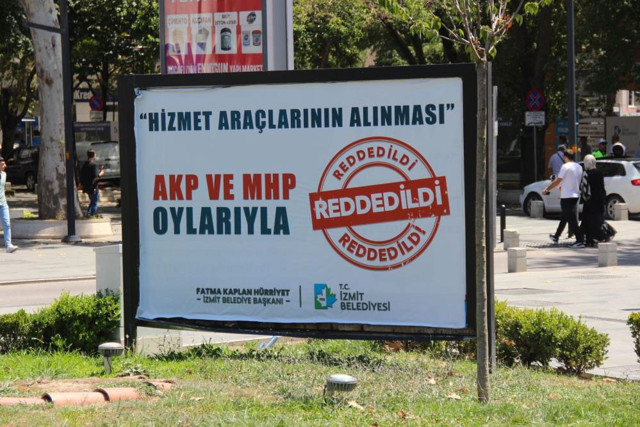 İzmit'te CHP'li başkan pankart astırdı AK Parti'den başkanın yeğeni ile cevap geldi - Resim: 0