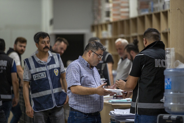 KPSS soruşturmasıyla ilgili flaş gelişme! Yayınevine ait iki adrese baskın yapıldı - Resim: 3