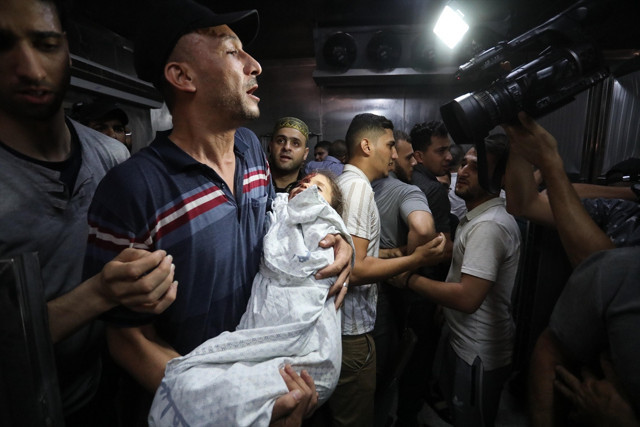 İsrail Gazze Şeridi'ni vurdu: Çok sayıda ölü var yaralı var - Resim: 3