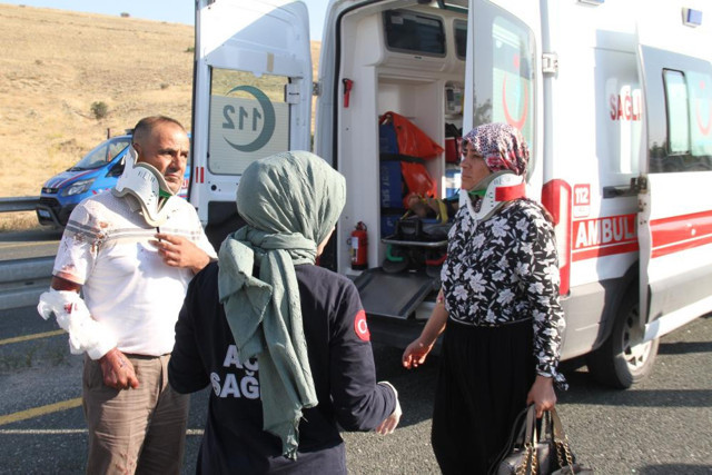 Düğün dönüşü kaza! Yan yatan minibüste 14 kişi yaralandı - Resim: 1
