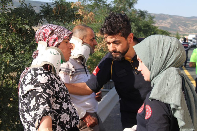 Düğün dönüşü kaza! Yan yatan minibüste 14 kişi yaralandı - Resim: 0