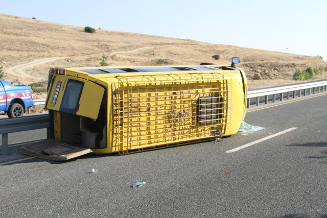Düğün dönüşü kaza! Yan yatan minibüste 14 kişi yaralandı - Resim: 2