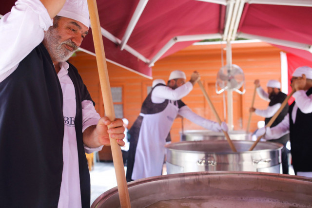 Sümbül Efendi Tekkesi'nde 5 bin kişilik aşure kaynatıldı - Resim: 0
