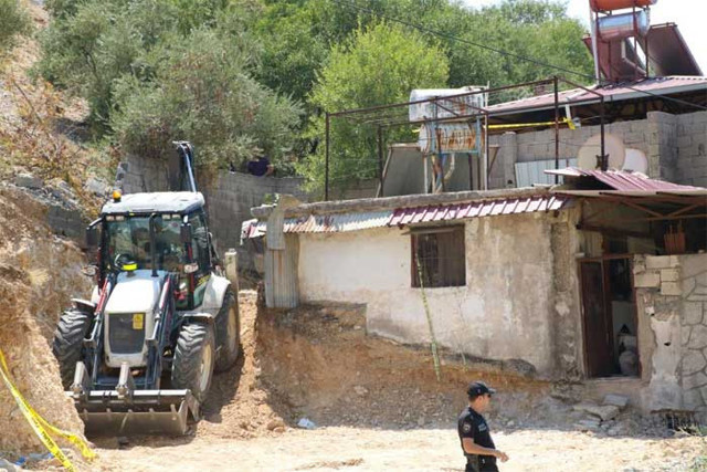 Kocasını tüfekle 3 yıl sonra kızını zehirleyerek öldürdü evin bahçesine üstü üste gömdü - Resim: 2