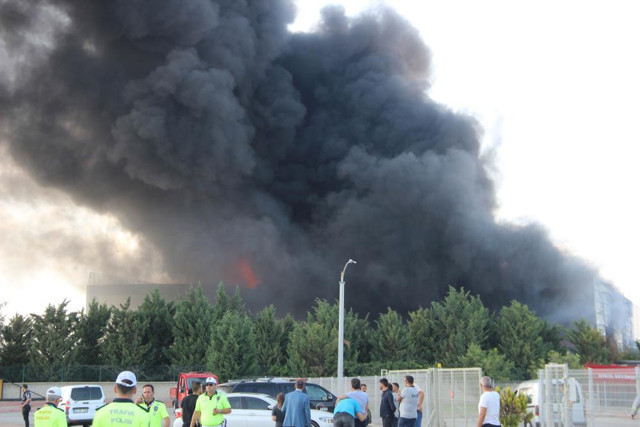 Konya'da fabrika yangını söndürüldü! Konya-Ankara yolu trafiğe yeniden açıldı - Resim: 0