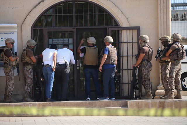 Antalya'da banka müdürünü rehin aldı! İki saat ikna çalışmaları sonunda teslim oldu - Resim: 2