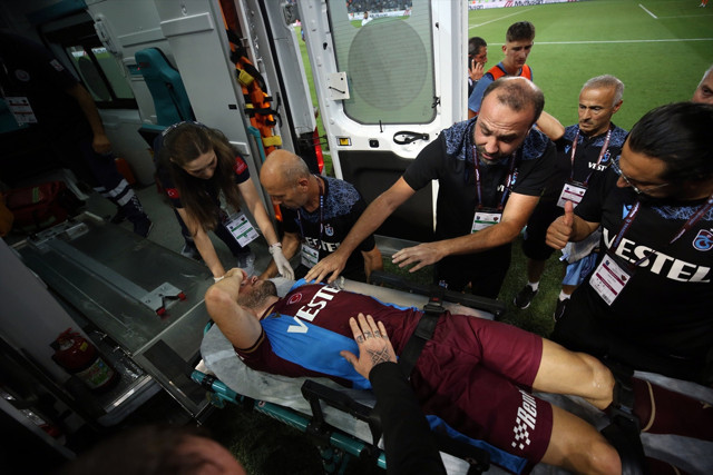 Trabzonspor'da sakatlık şoku! Visca hastaneye kaldırıldı! - Resim: 0