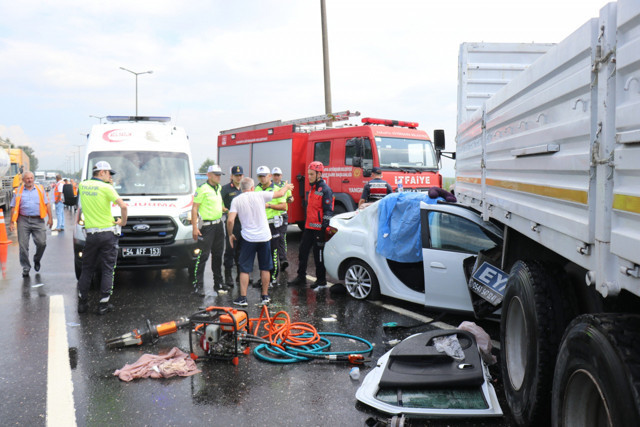 Kaza öyle bir geldi ki... Anadolu Otoyolu'nda otomobil kamyona ok gibi saplandı ölü ve yaralılar var - Resim: 2