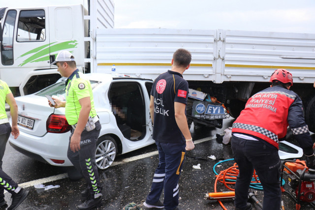Kaza öyle bir geldi ki... Anadolu Otoyolu'nda otomobil kamyona ok gibi saplandı ölü ve yaralılar var - Resim: 0