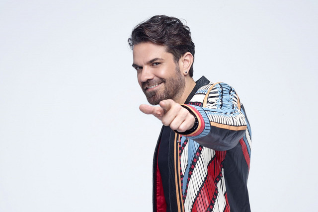 Kenan Doğulu sahne kostümüyle dillere düştü! Pantolonuna yorum yağdı "dedemin donuna benziyor" - Resim: 4