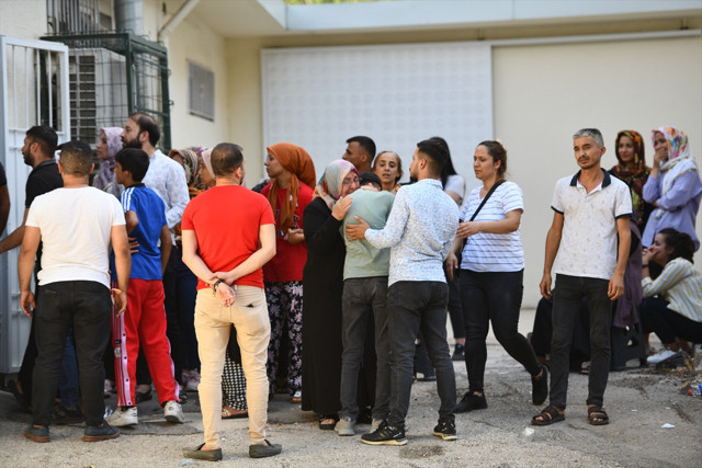 Gaziantep'te kazada ölen sağlıkçının akrabaları morg önünde sinir krizleri geçirdi - Resim: 0