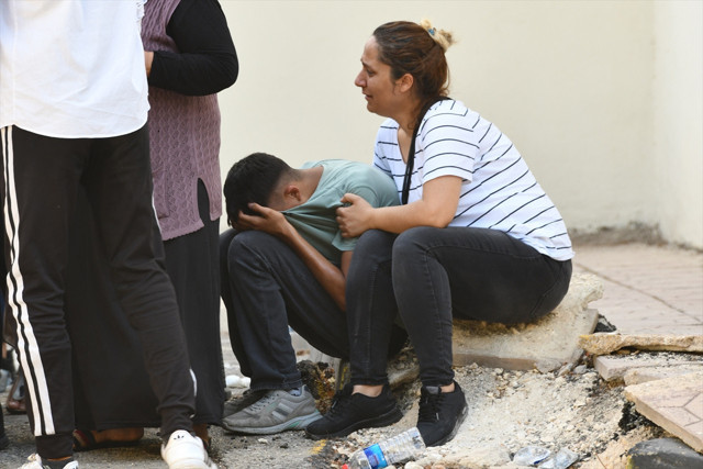 Gaziantep'te kazada ölen sağlıkçının akrabaları morg önünde sinir krizleri geçirdi - Resim: 1