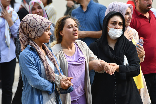 Gaziantep'te kazada ölen sağlıkçının akrabaları morg önünde sinir krizleri geçirdi - Resim: 2