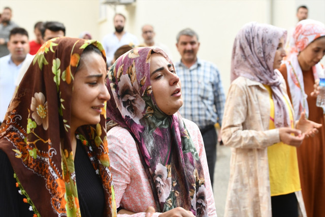 Gaziantep'te kazada ölen sağlıkçının akrabaları morg önünde sinir krizleri geçirdi - Resim: 3