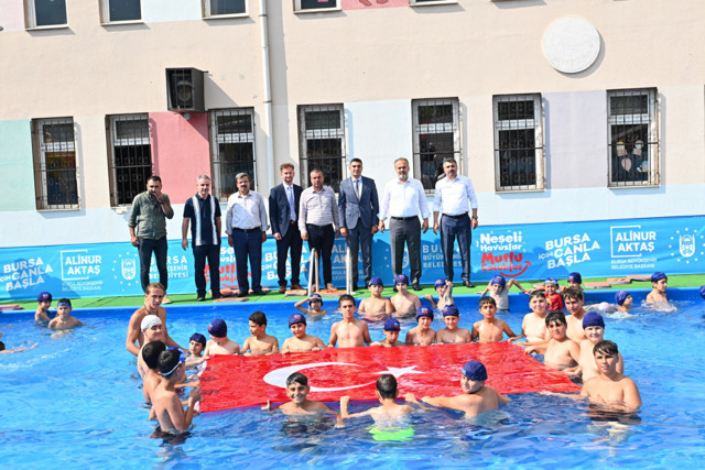 Bursa Büyükşehir Belediyesi'nden çocuklara müthiş etkinlik: Okul bahçesini aquapark yaptılar - Resim: 0