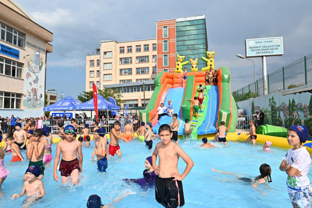Bursa Büyükşehir Belediyesi'nden çocuklara müthiş etkinlik: Okul bahçesini aquapark yaptılar - Resim: 3
