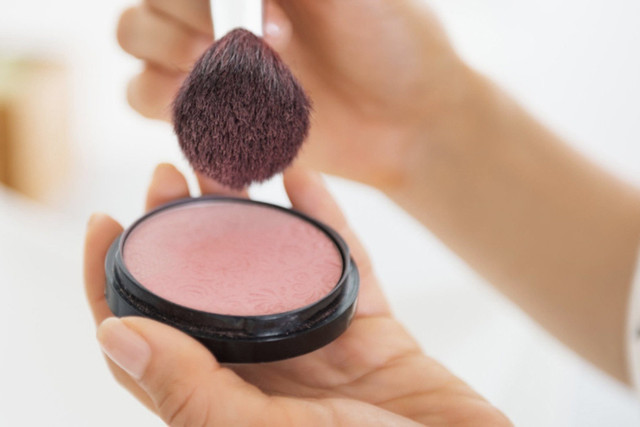 Makyaj yapayım derken madara olmayın! İşte allık sürerken herkesin yaptığı 5 hata - Resim: 2