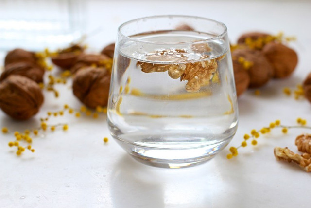 Bir bardak suya bir ceviz atıp için mucizeyi görün! Ceviz suyu evinizin şurubu olacak - Resim: 0