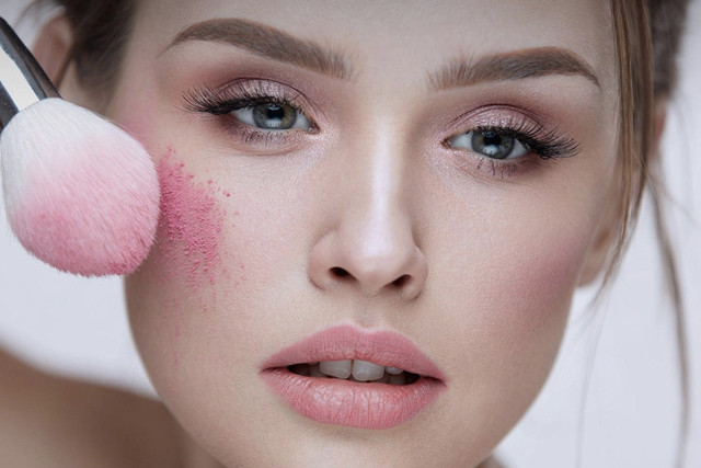 Makyaj yapayım derken madara olmayın! İşte allık sürerken herkesin yaptığı 5 hata - Resim: 1