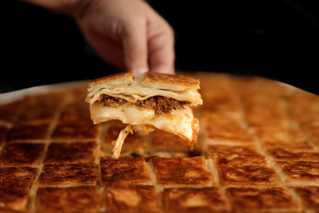 Bu tarifi yapmak için MasterChef olmaya gerek yok! İşte Leziz mi leziz Çiğ Börek tarifi! - Resim: 4