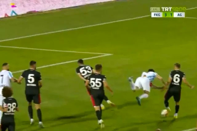 Erzurumspor-Samsunspor maçında inanılmaz pozisyon izleyenler gözlerine inanamadı - Resim: 2