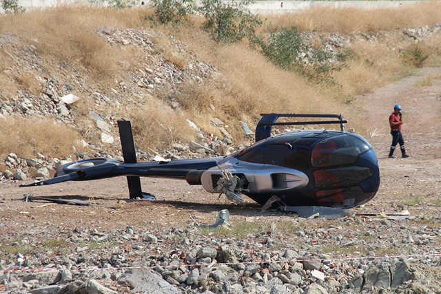 İzmir'de helikopter kazası! Helikopter kalkıştan kısa süre sonra boş araziye acil iniş yaparken... - Resim: 1