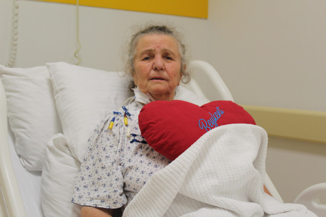 Tüm kanı alındı, 22 dakika boyunca kalbi çalışmadı! Yaşlı kadın hayata sımsıkı sarıldı - Resim: 0