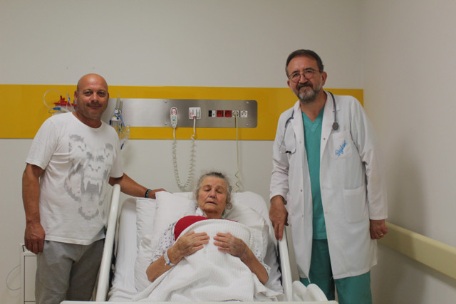 Tüm kanı alındı, 22 dakika boyunca kalbi çalışmadı! Yaşlı kadın hayata sımsıkı sarıldı - Resim: 1