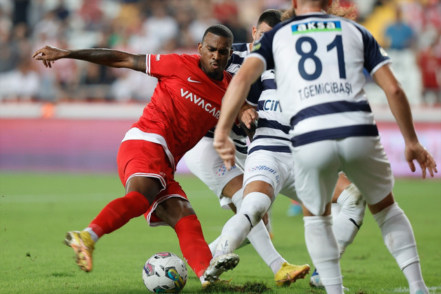 Kasımpaşa deplasmanda Antalyaspor'a iki attı, üç aldı - Resim: 0