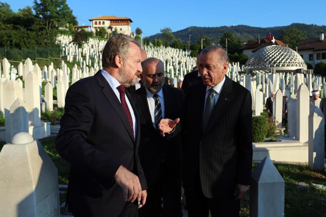 Cumhurbaşkanı Erdoğan, Aliya İzzetbegoviç’in kabrini ziyaret etti - Resim: 2