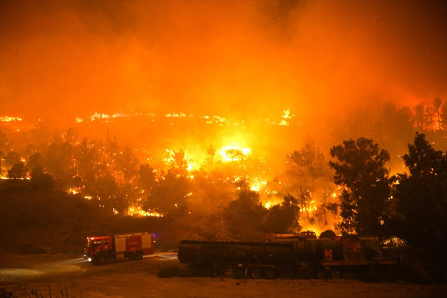 Mersin’deki orman yangını yayılmaya devam ediyor! Alevler D-400 karayoluna ulaştı, yol kapatıldı! - Resim: 5