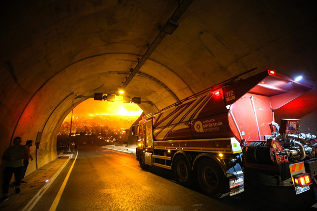 Mersin’deki orman yangını yayılmaya devam ediyor! Alevler D-400 karayoluna ulaştı, yol kapatıldı! - Resim: 6