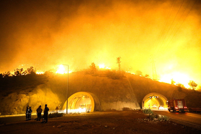 Mersin’deki orman yangını yayılmaya devam ediyor! Alevler D-400 karayoluna ulaştı, yol kapatıldı! - Resim: 1