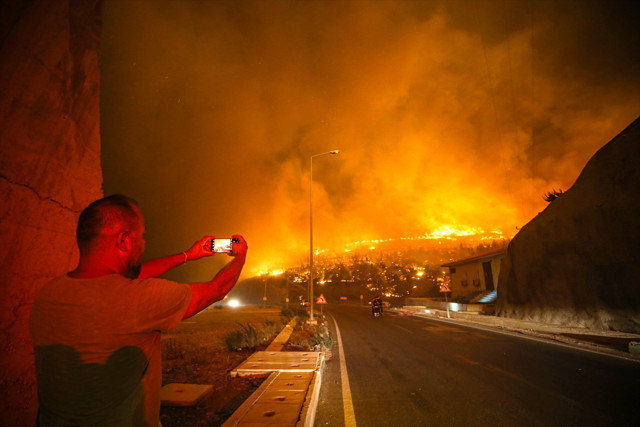 Mersin’deki orman yangını yayılmaya devam ediyor! Alevler D-400 karayoluna ulaştı, yol kapatıldı! - Resim: 4