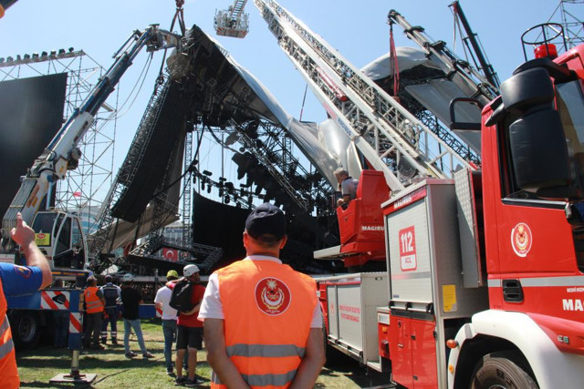 İzmir'de yarın Tarkan konseri nerede olacak? Sahne yıkılmıştı Tarkan nazar çıktı deyip duyurdu - Resim: 2