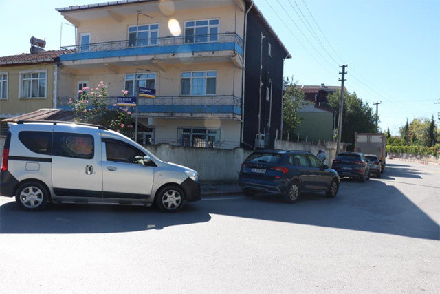 Ünlü oyuncu Ali Sürmeli'nin annesi ipe asılı halde bulundu - Resim: 2