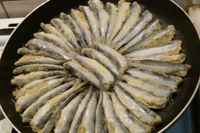 Kokuyor diye evde balık yapmaktan korkmayın! Tavaya pişirirken mutlaka bunu atın! - Resim: 1