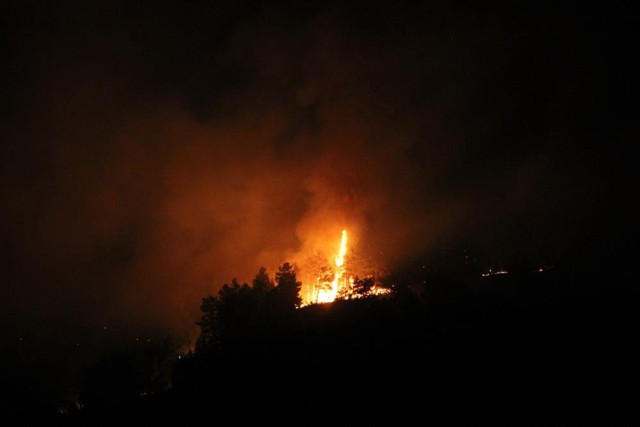 Mersin ve Denizli-Muğla sınırında orman yangını çıktı! Çok sayıda ekip bölgede rüzgar kötü etkiliyor - Resim: 2