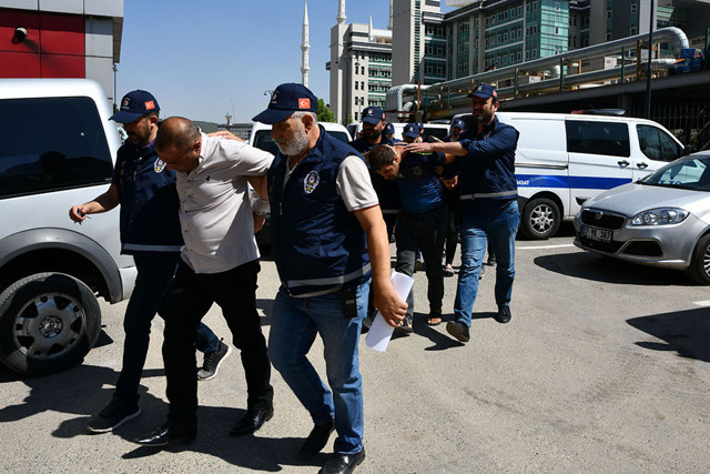 Uzman Çavuş parkta intihar etti! Bir kişi Uzman Çavuş'un yanındaki silahı ve cep telefonlarını çaldı - Resim: 1
